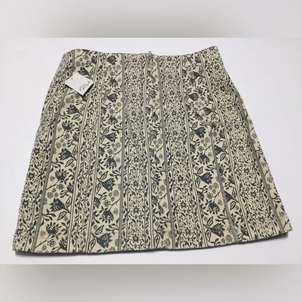 NWT FREE PEOPLE Modern Denim Printed Mini Skirt. Size 10